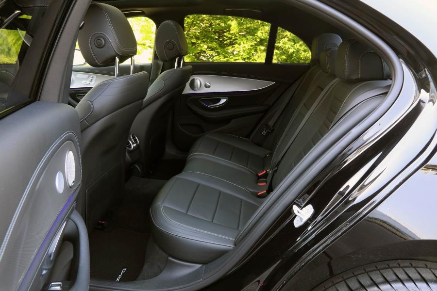 Интерьер Mercedes-Benz E220 d AMG Line 2016 года  (WW) (фото 7 из 19)